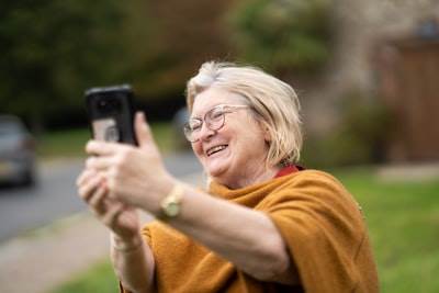 Configuración fácil de smartphone para adultos mayores