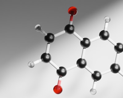 Acantilados de propiedades: errores ocultos revelados por la similitud molecular