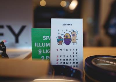 Una tarjeta de Año Nuevo multilingüe con reconocimiento de nombres.