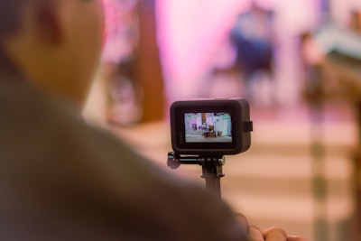 ¿Cómo se alinea el video del portavoz de IA con los objetivos de transformación digital?