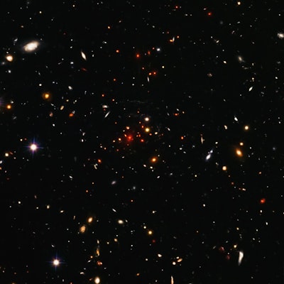 Los astrónomos usan inteligencia artificial para detectar 1,400 'objetos anómalos' del Hubble.