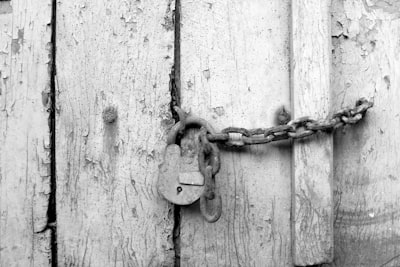 Ataques de memorización en datos tabulares generados por LLM