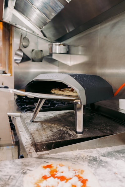 Ooni lanza accesorio de piedra giratoria para horno de pizza Koda 2