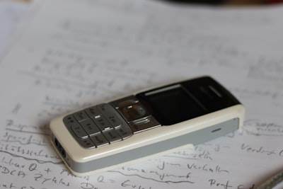 ¿Cómo mejorar los resultados con datos en los servicios telefónicos de IA?