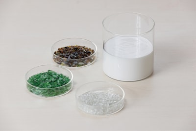 Descubrimiento Controlable de Materiales con Aprendizaje de Conceptos