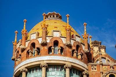 Por qué los proveedores de turismo en español eligen soluciones de gestión personalizadas en 2024