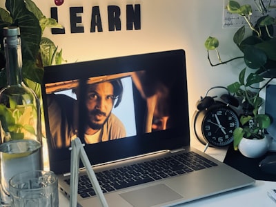 Cómo MoFore aprende representaciones de video sin etiquetas