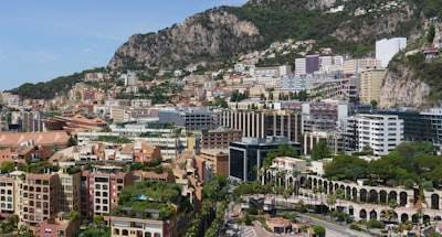 Simulación de Monte Carlo cuántica para opciones exóticas y riesgos