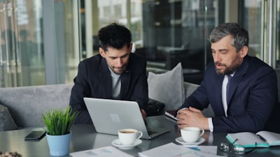 Elegir un socio de auditorías de acceso privilegiado automatizadas