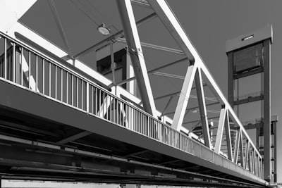 Optimización de Esfuerzos en Puentes de Glulam con Redes Neuronales
