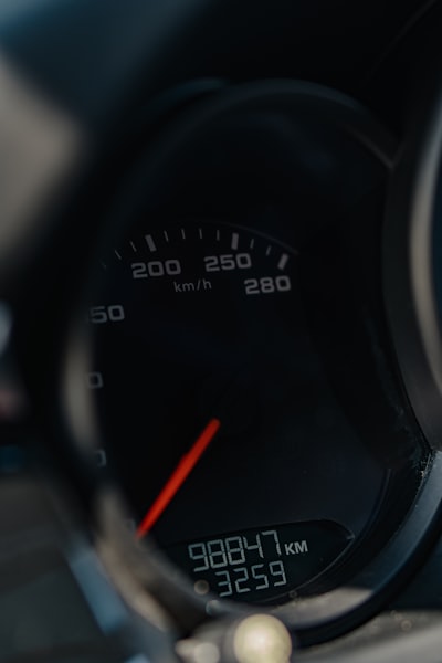 Entrenando IA de Conducción a 50,000 Veces la Velocidad Real