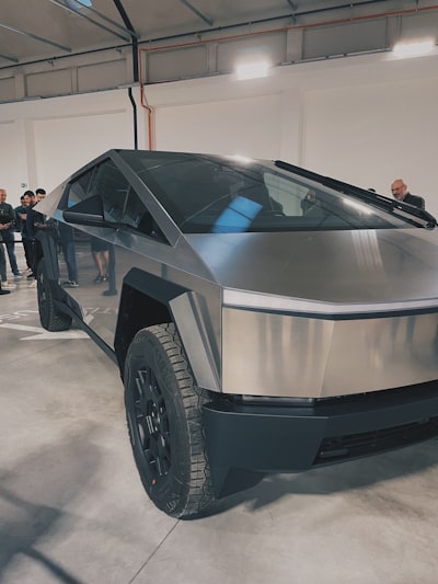 Tesla apuesta por robots e IA y reduce modelos de automóviles