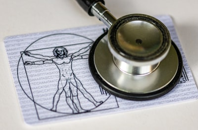 Elevando el Razonamiento Médico con Alineación Dirigida por Procesos