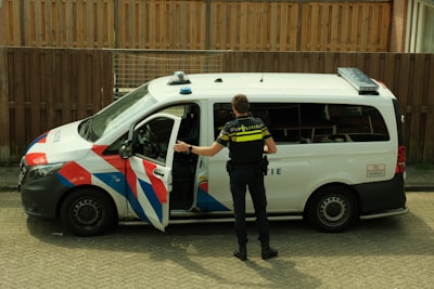 La policía en Holanda detiene a adolescente por suplantar a personal bancario.