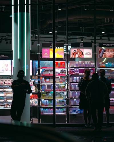 Benchmark de simulación para agentes LLM en retail