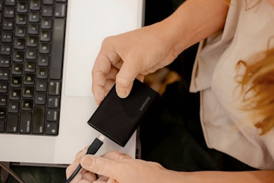 Verificación de seguridad del trabajador de PC antes del lanzamiento del exe