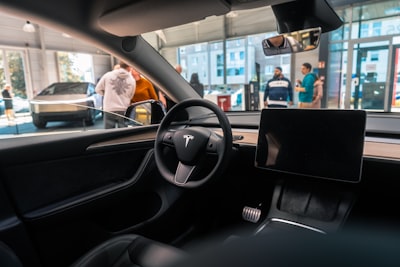 Tesla crea un vehículo eléctrico personal más asequible.
