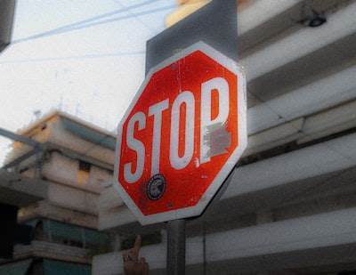 El título original es: "Haz cortes limpios de tu texto con estos trucos de CSS"
Respuesta: Clean cuts for your text with these CSS tricks