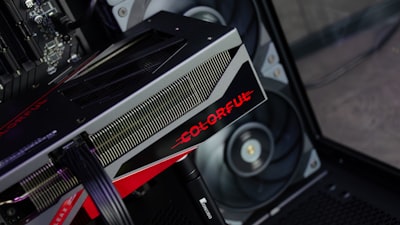 Un marco acelerado por GPU para la selección de Interacción de Configuración de Alto Rendimiento con Estados Cuánticos de Red Neuronal