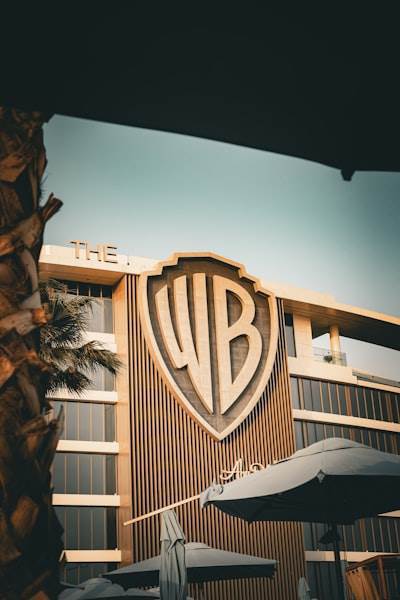 El Futuro del Entretenimiento: Netflix busca adquirir Warner Bros. y la Aprobación Regulatoria.