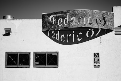 Fed-BAC: Agrupamiento aditivo federado jerárquico con bandidos
