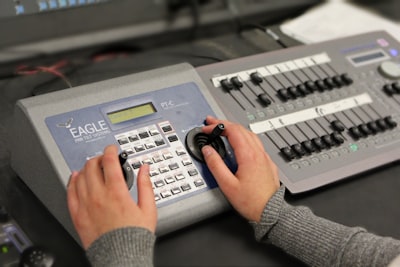 Acelerando el análisis de eventos raros con control óptimo