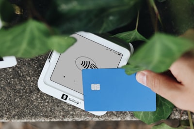 ¿Cómo fomentan los pagos automatizados con tarjeta la innovación en industrias sostenibles?