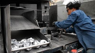 Elección entre servicio local y en línea de mecanizado CNC de metal