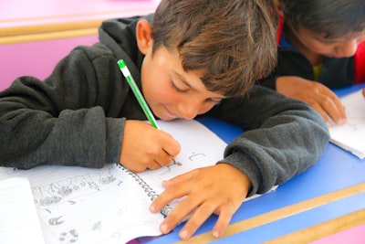 Abordando la deriva semántica en el aprendizaje federado de grafos multimodales