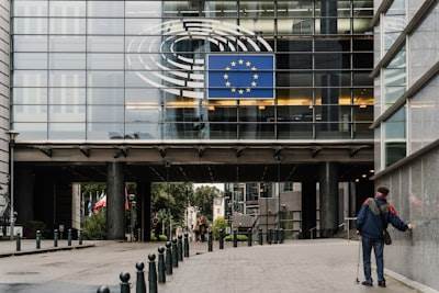 La Comisión Europea busca flexibilizar GDPR para IA y cookies