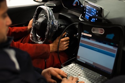 ¿Cómo implementar el desarrollo de software de motor de reservas sin interrupciones?