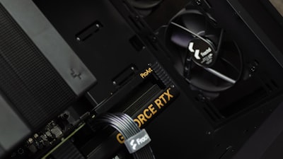 Mira los estuches para PC 'Momentum' super negros de Fractal Design