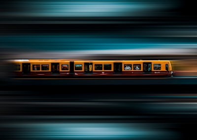 Transporte óptimo neural riemanniano