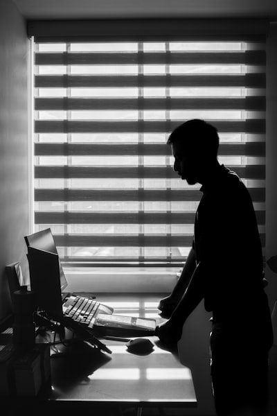 ¿Cómo protege el precio del trabajador agente la información confidencial?
