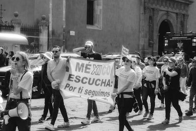 Población de Grafos de Conocimiento con LLM para IA Metacognitiva