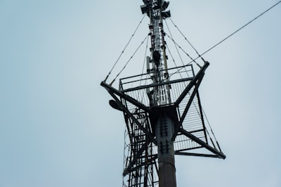 Inyección de conocimiento en operaciones de telecomunicaciones con LLM