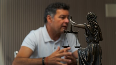 VERDI: Confianza en una llamada para LLM judges con inferencia descompuesta