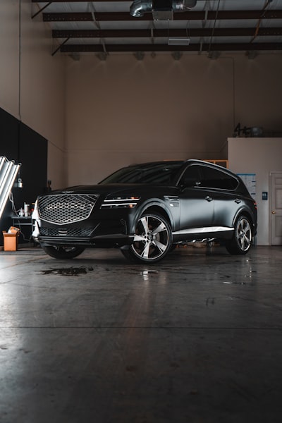 SUV eléctrico de lujo americano vs BMW iX3, ahorra $10K