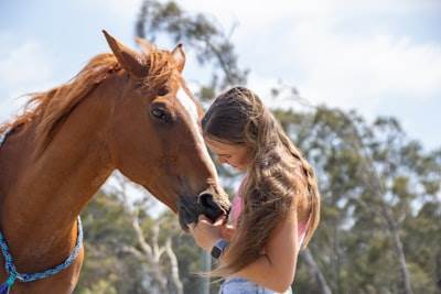 Adolescentes australianos probando las redes sociales en el primer día de prohibición.