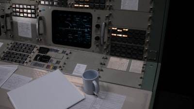 Simulación de vuelo en tiempo real: IA y barrera del sonido