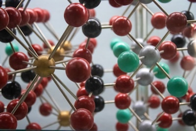 Diseño molecular con aprendizaje contrastivo para proteínas y ligandos en 3D