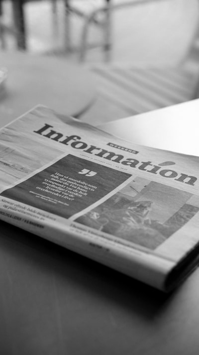 Explicación inferencialista de la información mediante la semántica demostrativa