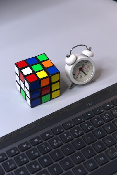 ¿Cómo pueden las soluciones de programación reducir costos y ahorrar tiempo?