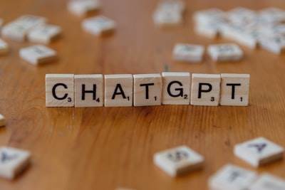 Comparación: ChatGPT vs. soluciones tradicionales de medios