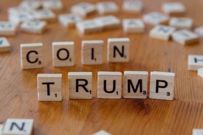 El camino importa: Aprendiendo una política de compromiso de tokens para modelos de difusión