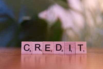 Optimización de políticas mediante asignación de crédito causal