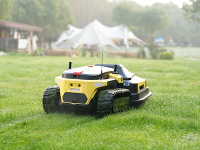 Cortacésped robótico con tracción total y navegación LiDAR