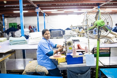 El rol del trabajador de IA en las prácticas comerciales sostenibles