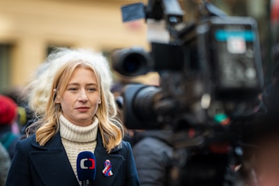 Tina Peters sigue en prisión a pesar del perdón de Trump