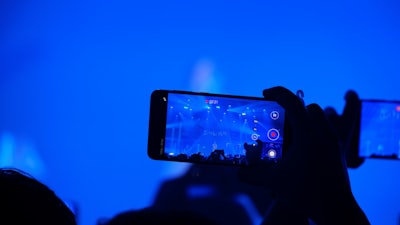 Cómo la inteligencia artificial en los videos de portavoces utiliza datos para mejorar los resultados